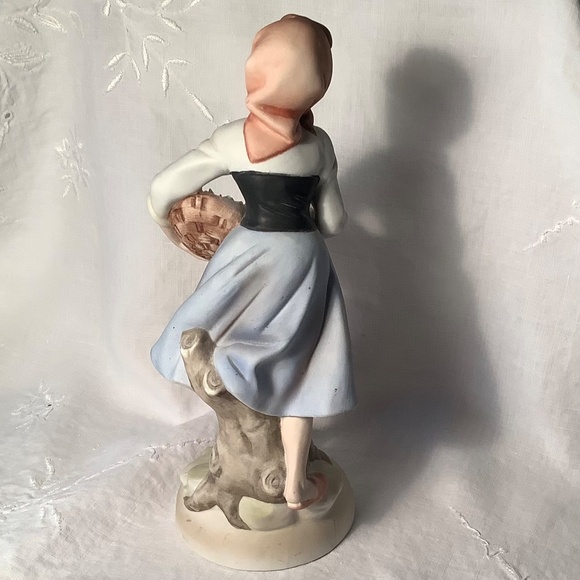 Lamour porcelain girl with flowers figurine - Picture 6 of 7